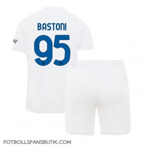 Inter Milan Alessandro Bastoni #95 Replika Bortatröja Barn 2023-24 Kortärmad (+ Korta byxor)